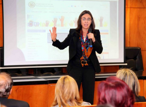 Momento de la disertación de la relatora especial para la Libertad de Expresión de la CIDH, Catalina Botero.