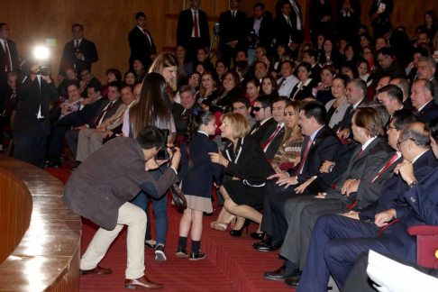 La titular de la Corte saluda a una alumna.