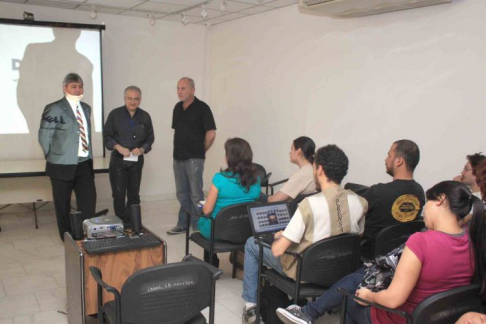 José Agustín Fernández, director del Museo, el artista paraguayo Osvaldo Salerno y el expositor argentino Carlos Trilnick