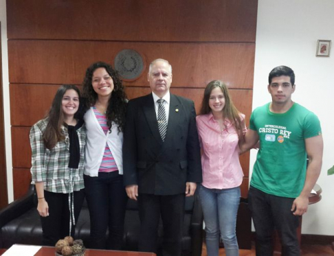 El ministro responsable de la campaña educativa fue entrevistado por los alumnos del Colegio Cristo Rey.