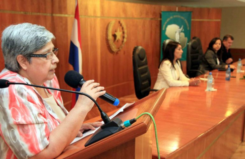 La presidenta de la Asociación de Jueces del Paraguay, doctora Valentina Núñez, dio las palabras de apertura.