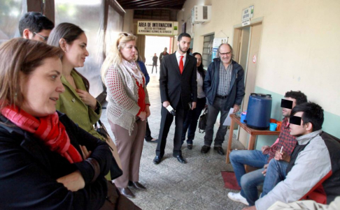 Las juezas escucharon las inquietudes de pacientes del centro.