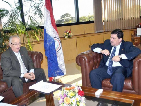 El ministro Miguel Oscar Bajac durante la reunión con el presidente del Senado, Blas Llano, desarrollada en el Congreso Nacional.