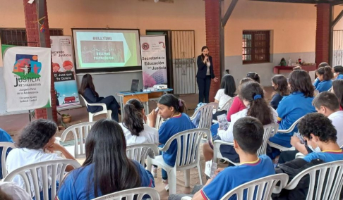 Alumnos de colegio de Lambaré participaron de charla educativa.