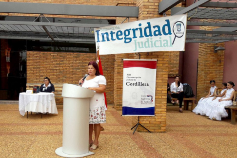 Doctora Rosa Beatriz Yambay Giret, presidenta de la Circunscripción Judicial de Cordillera, dirigiéndose a los presentes en el acto.