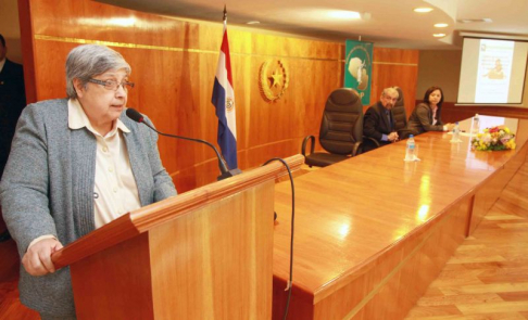 La presidenta de la Asociación de Jueces, doctora Valentina Nuñez, durante el acto de apertura de los cursos de capacitación.