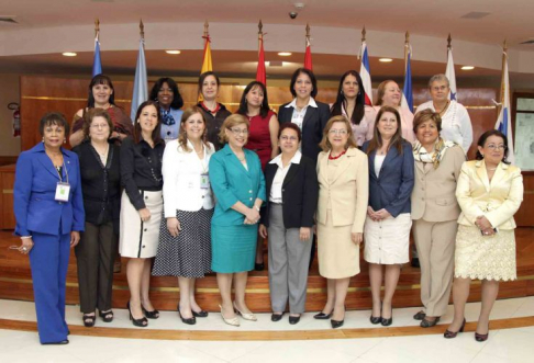 Las ministras de la Corte, doctoras Gladys Bareiro de Módica y Alicia Pucheta de Correa, posan con las participantes del evento para la foto oficial.