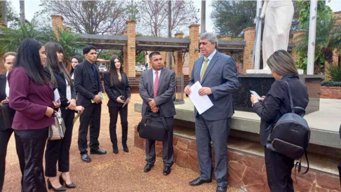 Estudiantes de Derecho de la Universidad del Norte, filial Caacupé, visitaron sede judicial. 