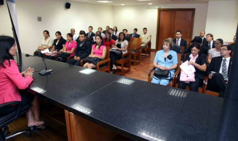 La magistrada María Luz Martínez durante la charla brindada a los estudiantes de la UTIC.