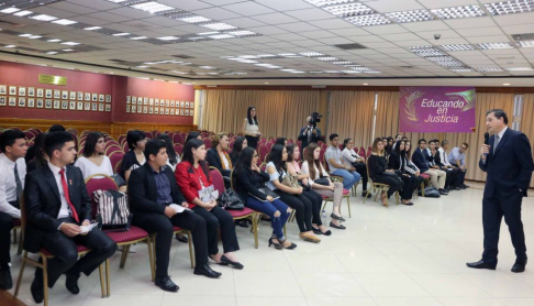 En el marco de una extensión universitaria estudiantes de la carrera de Derecho de la Universidad Nacional de Asunción (UNA) visitaron esta mañana la sede judicial.