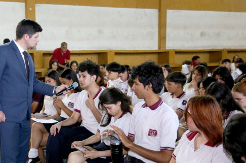 Estudiantes de Ñemby se interiorizaron sobre sus derechos, deberes y obligaciones.