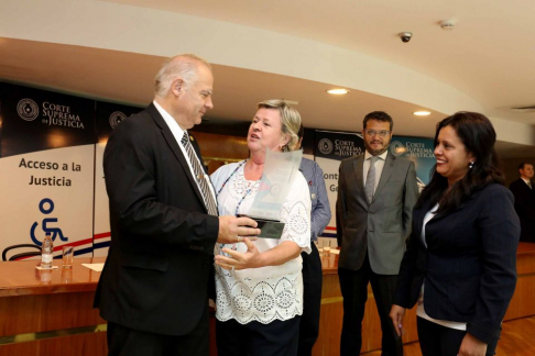 El ministro Luis María Benítez Riera entrega el premio.