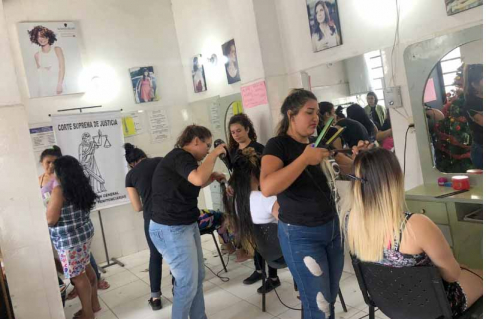 Un centenar de internas fueron beneficiadas con los servicios de estilistas de Josseph Coiffure en la Penitenciaria Nacional de Mujeres El Buen Pastor.