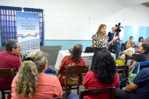 La doctora Gloria Benítez, jueza del Tribunal de Apelación de la Niñez y Adolescencia disertó ante docentes del Colegio ,