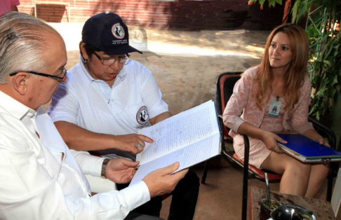 El ministro Bajac, durante la reunión con la facilitadora judicial.