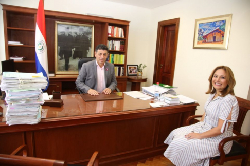 Ministro Víctor Ríos recibió a la defensora general.