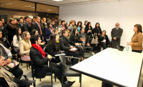 La licenciada Elina Aguirre explicando a los estudiantes la importancia de los documentos guardados en el Museo de la Justicia.