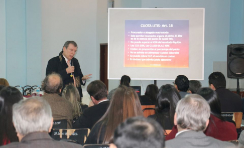 Momento de la ponencia del magistrado Hugo Bécker, quien habló acerca de la regulación de honorarios en el Fuero Civil