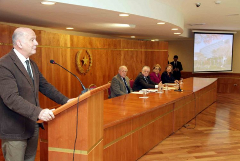 El doctor Manuel Alcantara dirigiéndose al auditorio