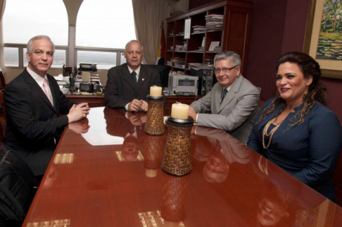 Reunión de los ministros de Corte de Paraguay y Chile, doctores Luis María Benítez Riera y Roberto Contreras, respectivamente, junto con el ingeniero Mauricio Vargas y la directora de Asuntos Internacionales, Mónica Paredes.