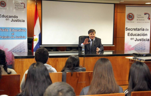 Estudiantes del primer año del Colegio San Antonio de Padua realizaron una visita al Palacio de Justicia de Asunción