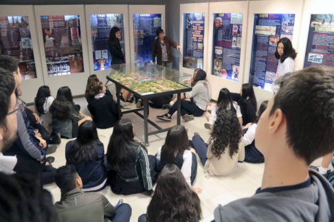 El Museo de la Justicia, Centro de Documentación y Archivo para la Defensa de los Derechos Humanos, ubicado en el Palacio de Justicia de la Capital, recibió esta mañana la visita de los estudiantes.