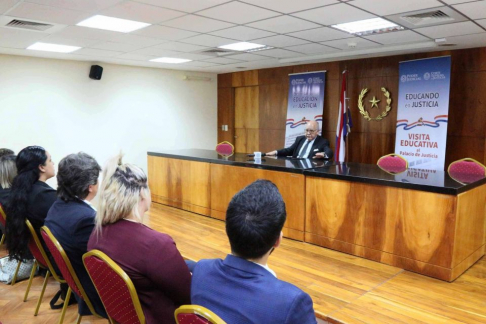 Universitarios se interiorizaron sobre funcionamiento del Poder Judicial.