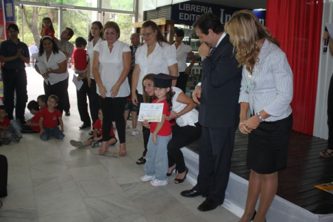 Durante la entrega de certificados a los niños y niñas de la guardería