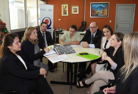 Reunión entre la titular de la Dirección de Mediación, mediadores, jueces de Ejecución y representantes del Ministerio de Justicia.