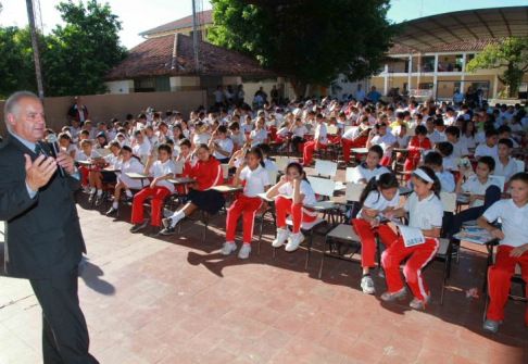 El ministro Luis María Benítez Riera, hablando a los alumnos sobre el programa.