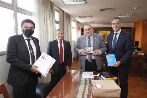 El presidente de la CSJ, doctor Antonio Fretes, y el vicepresidente segundo, Manuel Ramírez Candia, recibieron a miembros de la Policía Federal Argentina, Alejandro Ñamandú y Guillermo Torres.