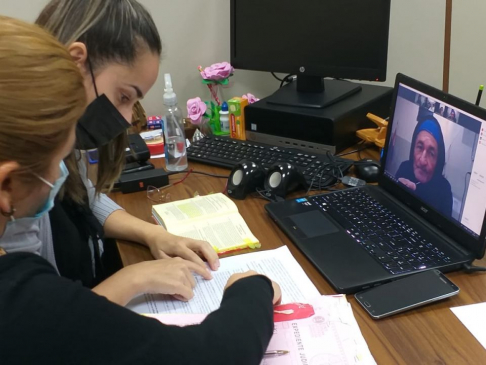 La magistrada de Ejecución, Rosalía González, durante la audiencia diligenciada a través de medios telemáticos.