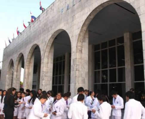 Alumnos de la “Comunidad Educativa Alva” de la ciudad de Luque visitaron hoy la sede judicial de Asunción