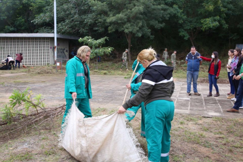 Durante la minga ambiental la titular de Derecho Ambiental de la CSJ, Anaya Arrúa se encargó de supervisar la actividad.