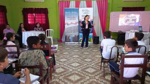 Alumnos de Mbocayaty del Guairá participaron de una charla educativa.