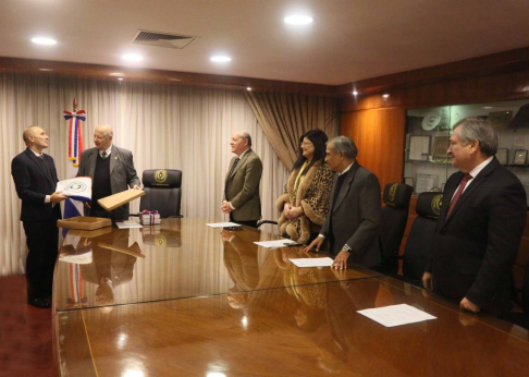 El presidente de la Corte Suprema de Justicia, doctor Luis María Benítez Riera, y los ministros doctores César Diesel, Carolina Llanes, Manuel Ramírez Candia y Eugenio Jiménez Rolón recibieron al doctor Diego Moreno