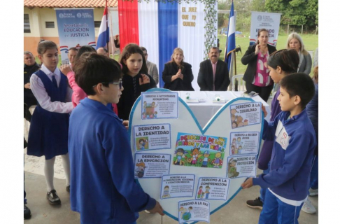 Centrado en la protección de los derechos de niños, niñas y adolescentes.