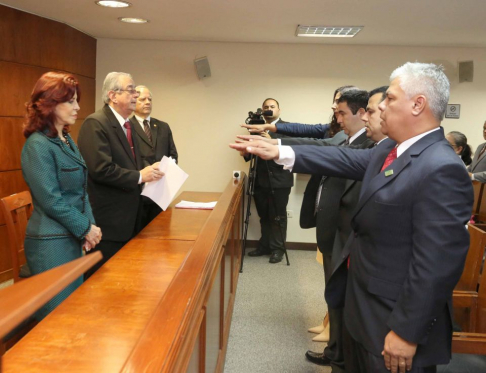 El presidente de la Corte Suprema de Justicia, doctor José Raúl Torres Kirmser, acompañado de la vicepresidenta primera de la  máxima instancia judicial, Miryam Peña Candia y el ministro Luis María Benítez Riera, tomaron el juramento de rigor.