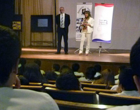 El doctor Benny Ortiz y la jueza Gloria Hermosa dictando la charla a los estudiantes.