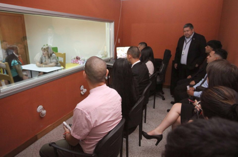 Visita de estudiantes a la Cámara Gesell.