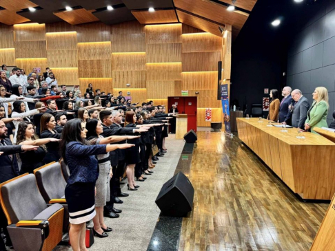 El ministro de la Corte Suprema de Justicia y superintendente de la VI Circunscripción Judicial del Alto Paraná, doctor César Diesel, tomó juramento de ley a 66 nuevos profesionales del derecho.