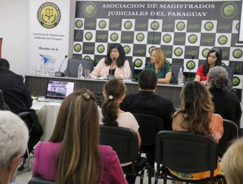 Ministra Llanes disertó sobre los nuevos paradigmas y desafíos asumidos por las mujeres.