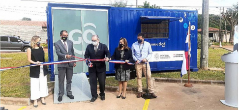 Corte de cinta inaugural de autoridades dejando oficialmente habilitado el nuevo telecentro.