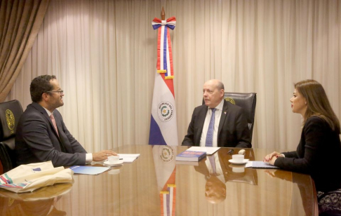 El presidente de la CSJ, doctor César Diesel, recibió al director del Programa Estado de Derecho para Latinoamérica de la Fundación Konrad Adenauer, Hartmut Rank, en la Sala del Plenario. 