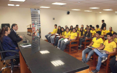 Momento en que los alumnos charlaban con los jueces sobre el desarrollo de los procesos judiciales 