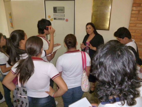 Los alumnos fueron recibidos por la doctora Rosa Yambay.