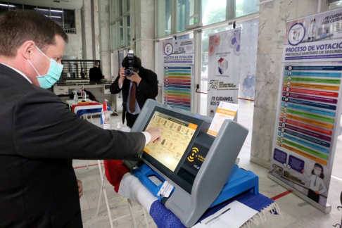 El titular de la CSJ, doctor Alberto Martínez Simón estuvo en la mañana de este lunes en la habilitación del “stand de práctica” de las máquinas de votación para los abogados con miras a las próximas elecciones del Consejo de la Magistratura.