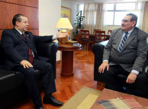 Momento de la reunión entre el titular de la Corte, Antonio Fretes, y el embajador de la OEA, Diego Paz Bustamante.