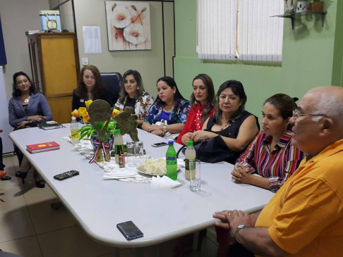 Reunión del ministro Sindulfo Blanco con magistradas y funcionarias en Alto Paraná.