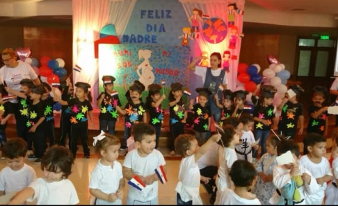 Alumnos del Centro Educativo "Dulce Despertar" de la Corte Suprema de Justicia, realizando un homenaje a las madres, en el Salón Auditorio del Palacio de Justicia de Asunción.